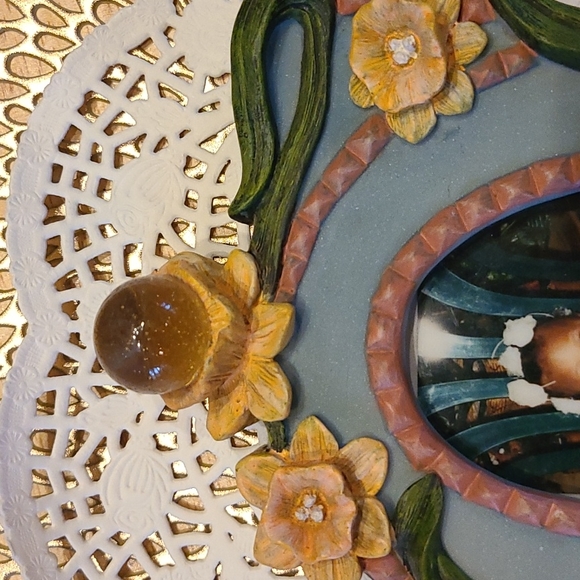 Noble Excellence Victoria's Garden 3D Floral Oval Photo Frame 3.5" x 5" x .5" - Picture 6 of 7